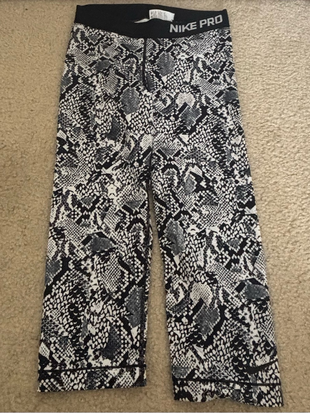 Women's Size Small Nike Pro White & Black Snake Skin Performance Capri Leggings